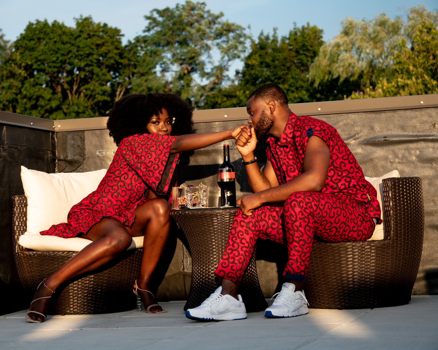 Vestido midi con volantes en forma de V